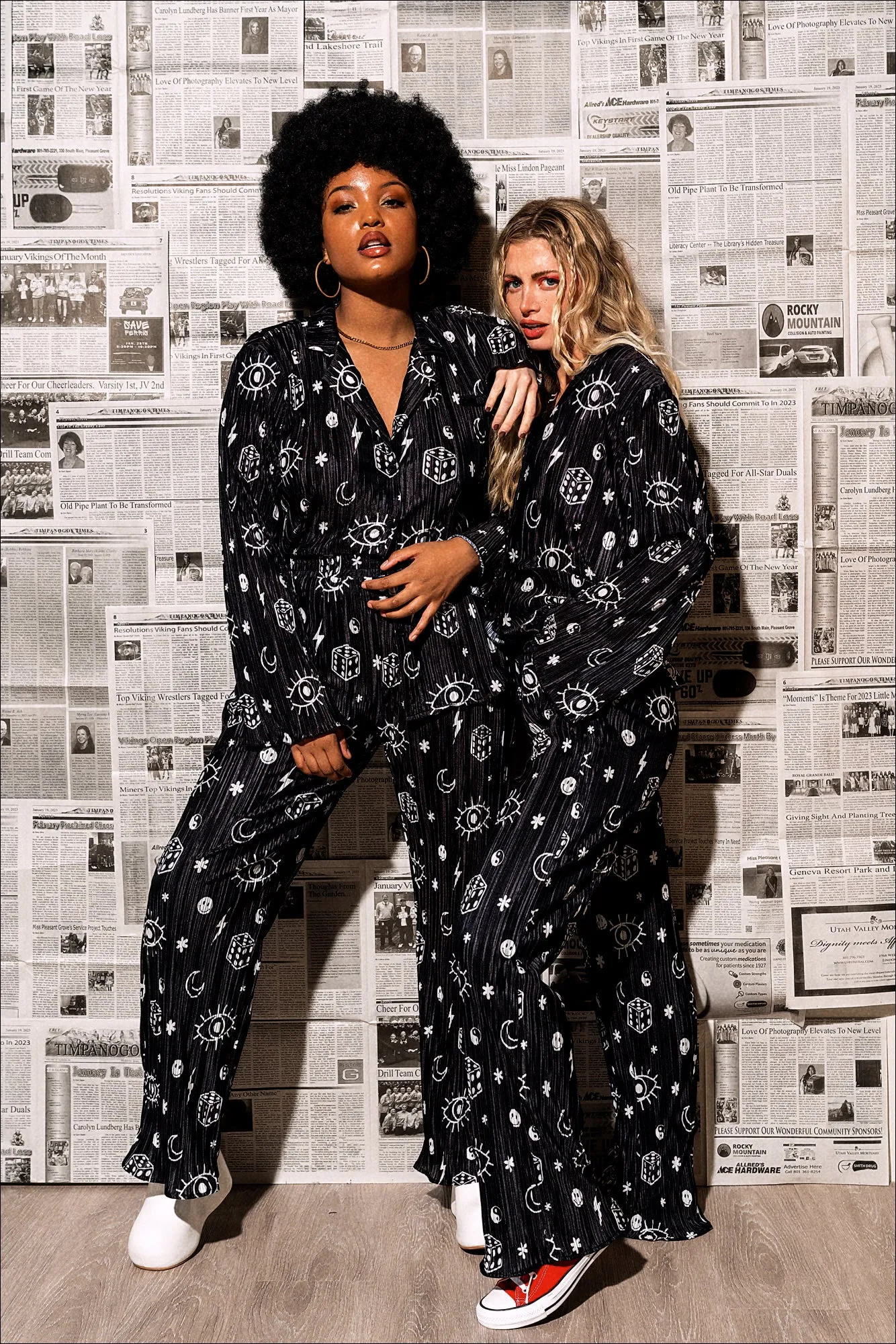 Plissé Long Sleeve Set in Zodiac Sign - English, requiring modifiers.
