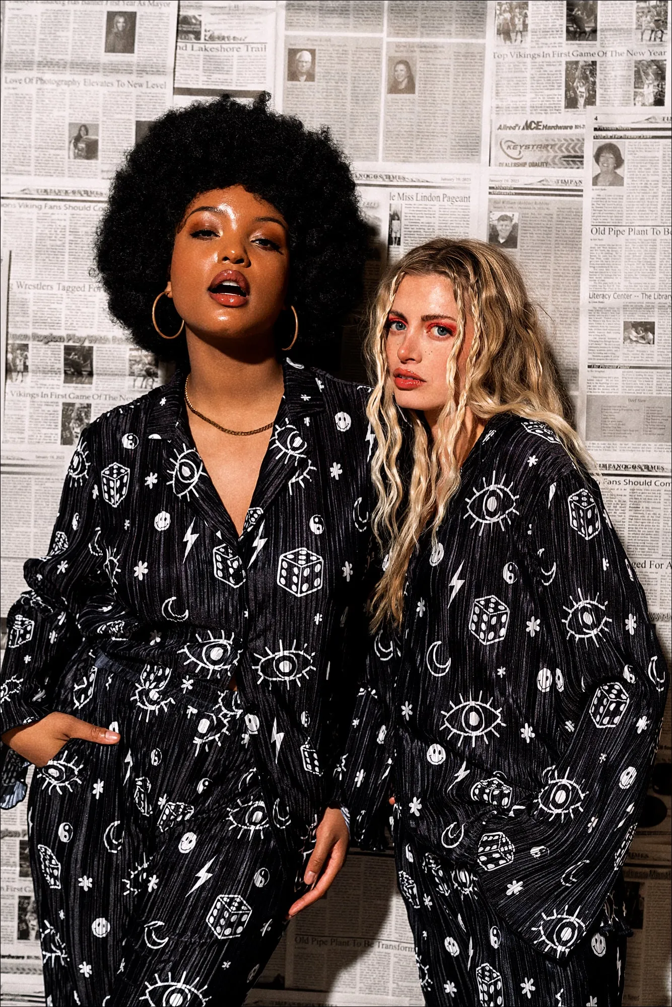 Plissé Long Sleeve Set in Zodiac Sign - English, requiring modifiers.