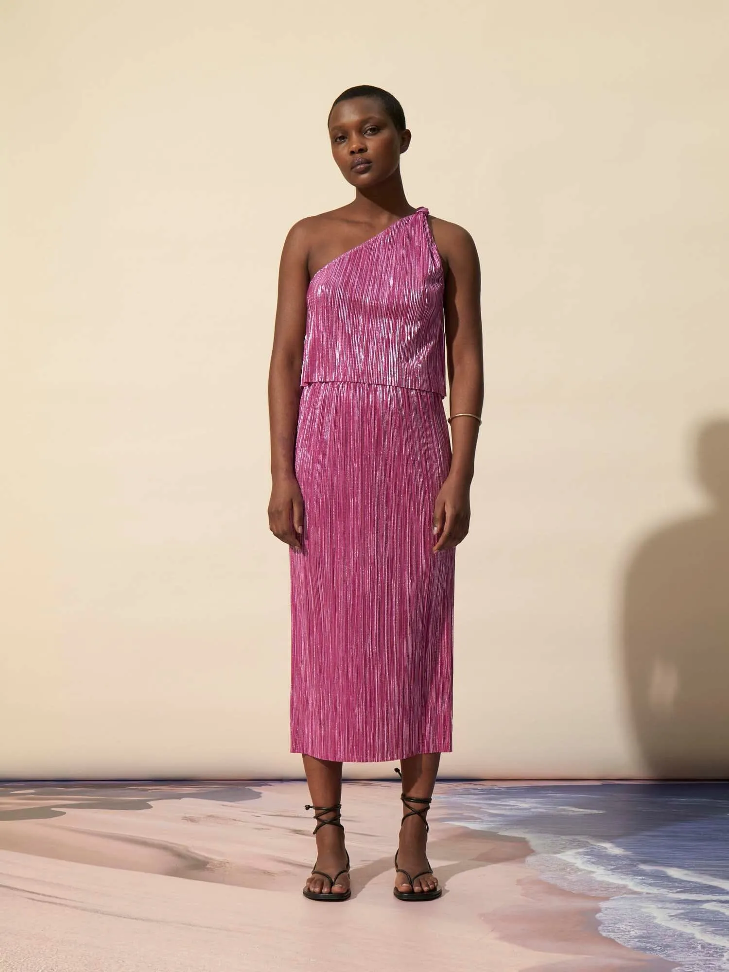 NONA - Jupe midi droite taille élastiquée en tissu plissé effet métallisé Fuchsia