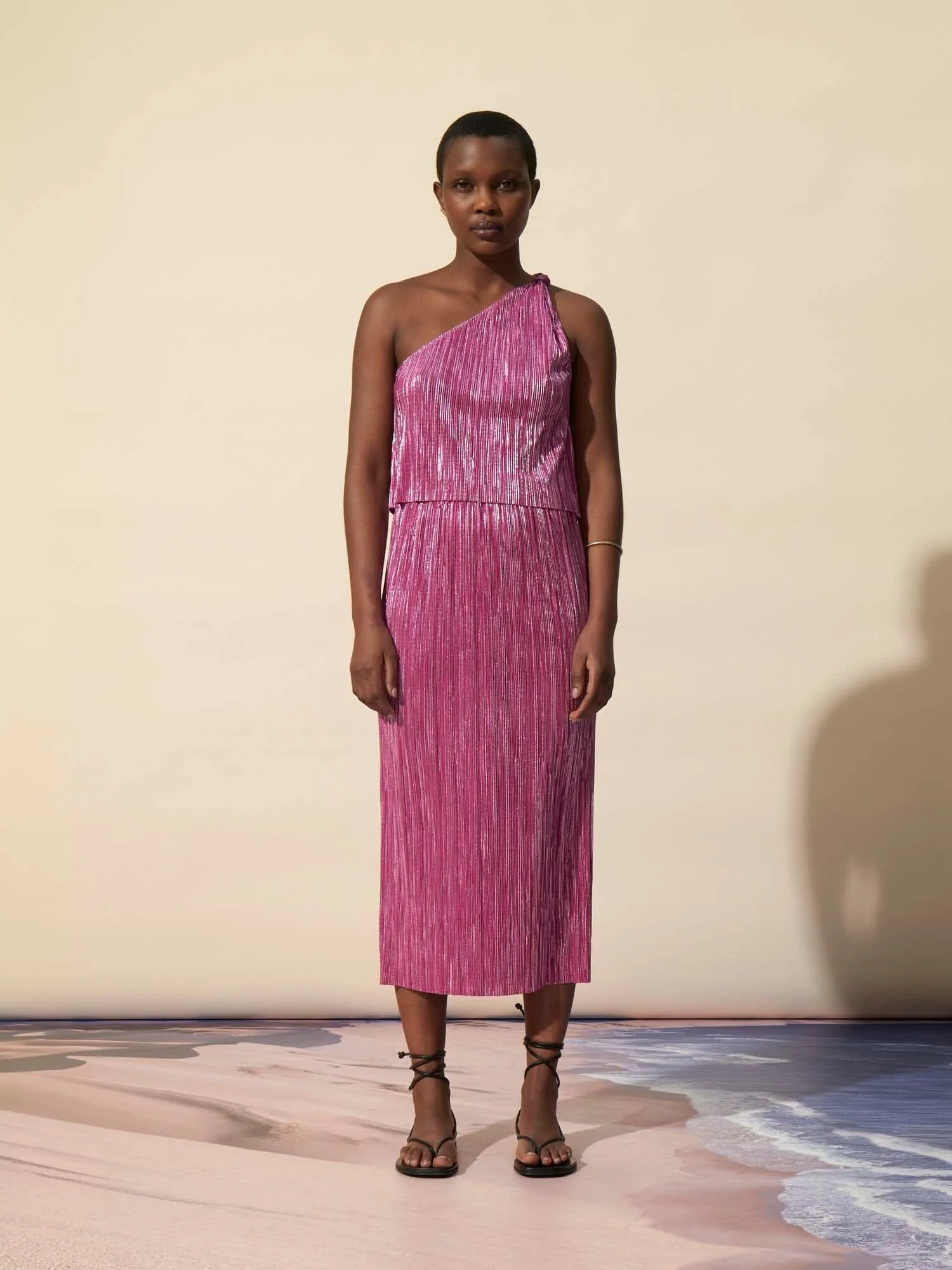 NONA - Jupe midi droite taille élastiquée en tissu plissé effet métallisé Fuchsia
