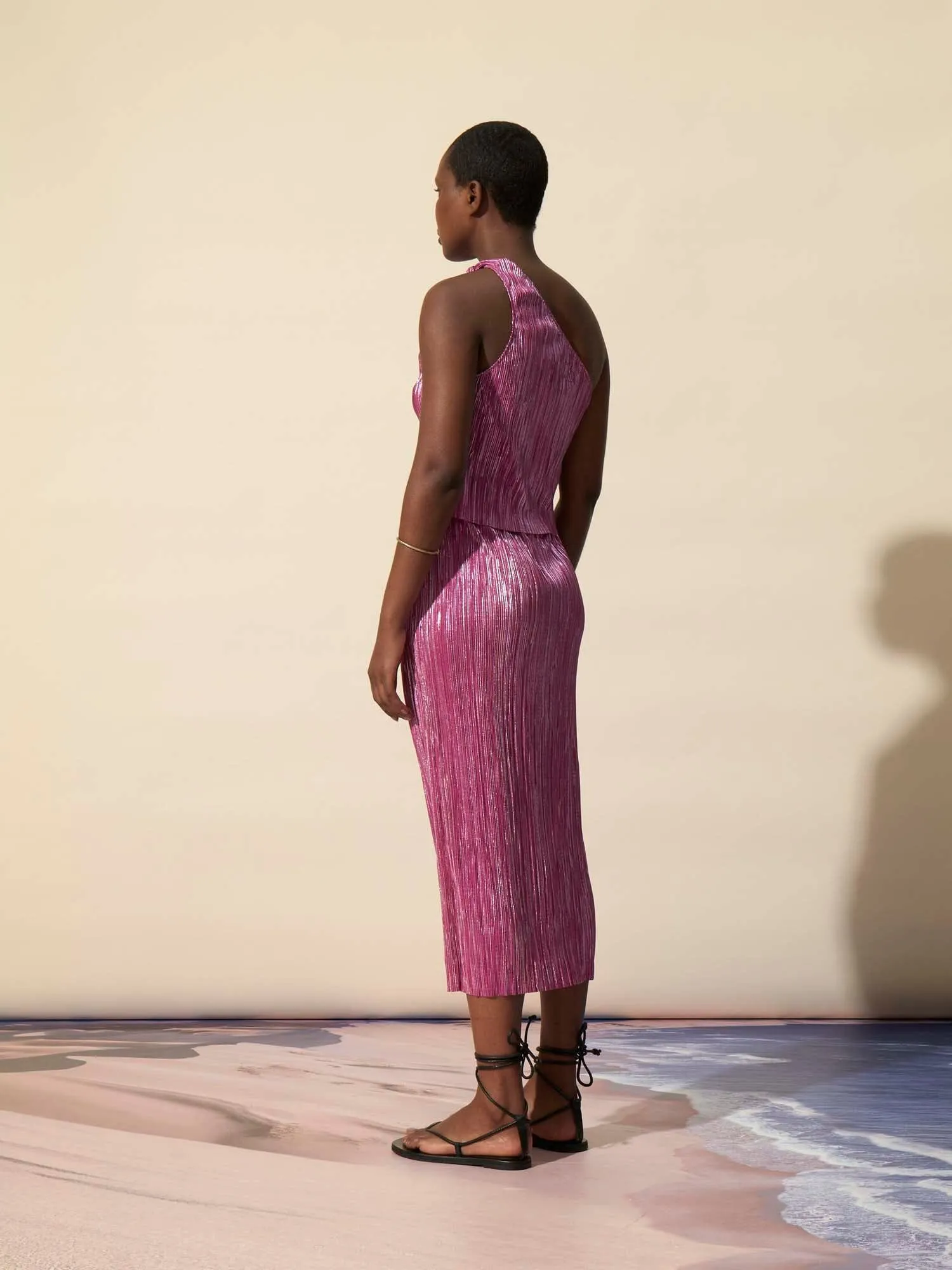 NONA - Jupe midi droite taille élastiquée en tissu plissé effet métallisé Fuchsia