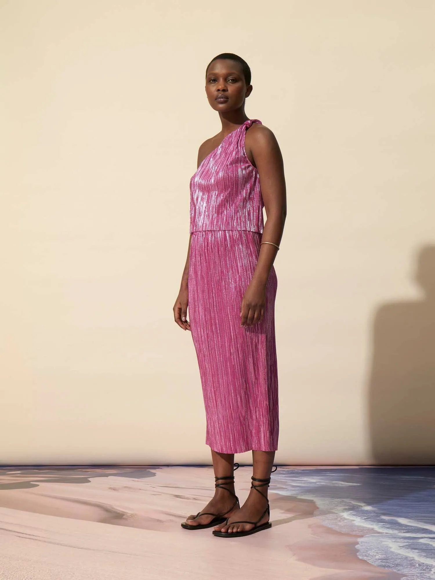 NONA - Jupe midi droite taille élastiquée en tissu plissé effet métallisé Fuchsia