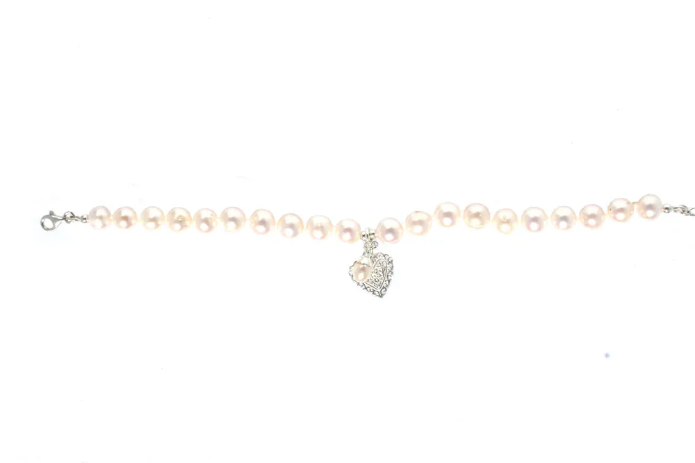 Pearl Bracelet With Heart Detail